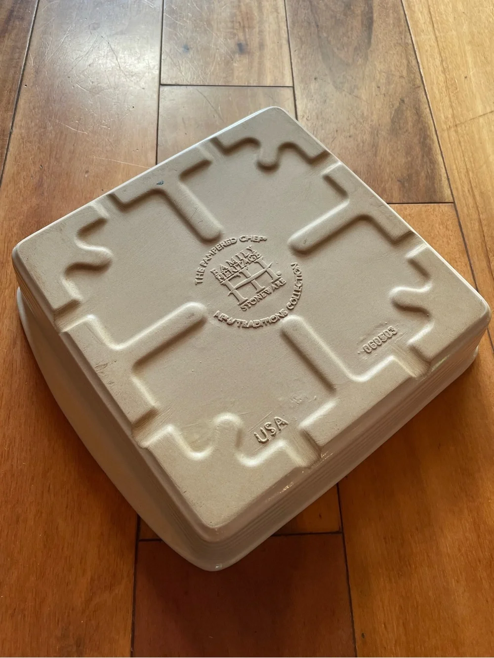 Pampered Chef 9x9 Stoneware Baking Dish in Cream